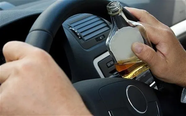 Șofer prins la volan aproape în comă alcoolică