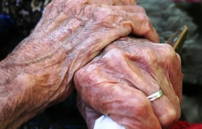 Femeie de 80 de ani, tâlhărită în propria casă