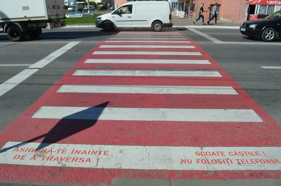 Mesajele de pe trecerile pentru pietoni au apărut și în Roman