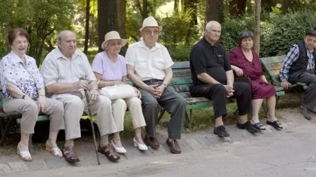 La Neamț, 10 salariați „duc în spate” 14 pensionari