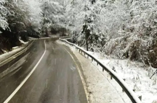 Ninge în Neamț. Drumarii intervin cu utilajele de deszăpezire (FOTO)