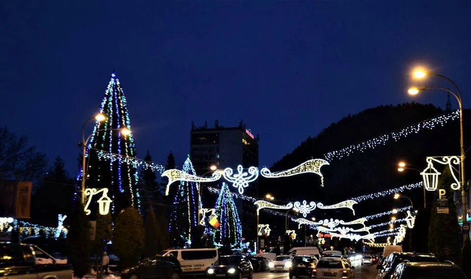 Primăria Piatra Neamț a pornit iluminatul ornamental de sărbători (FOTO)