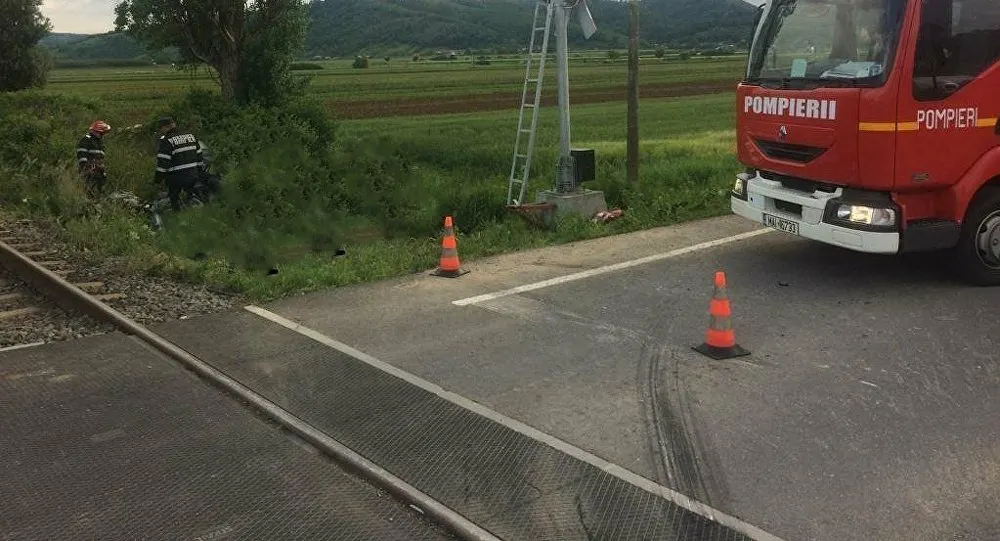 Intervenție pentru un camion blocat pe calea ferată