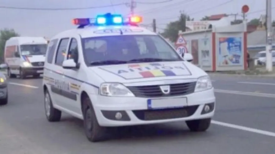 Șoferul beat care a fugit de poliție și s-a răsturnat se află în arest