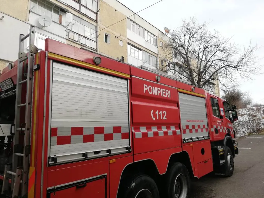 Bătrână de 102 ani, căzută în locuință, salvată de pompieri