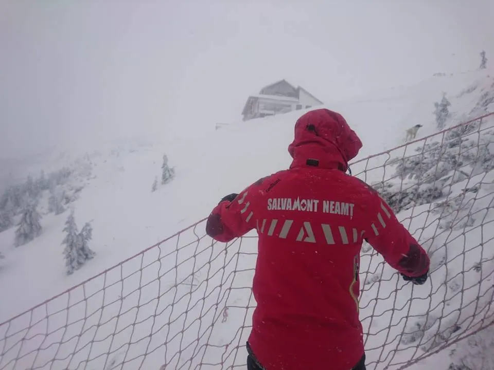 Salvamont Neamț: ”Pericol de avalanșă în Ceahlău! Respectați avertizările noastre!”