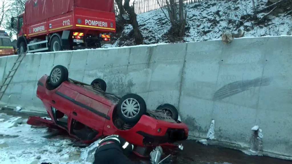 Două mașini răsturnate, cinci persoane rănite (FOTO)