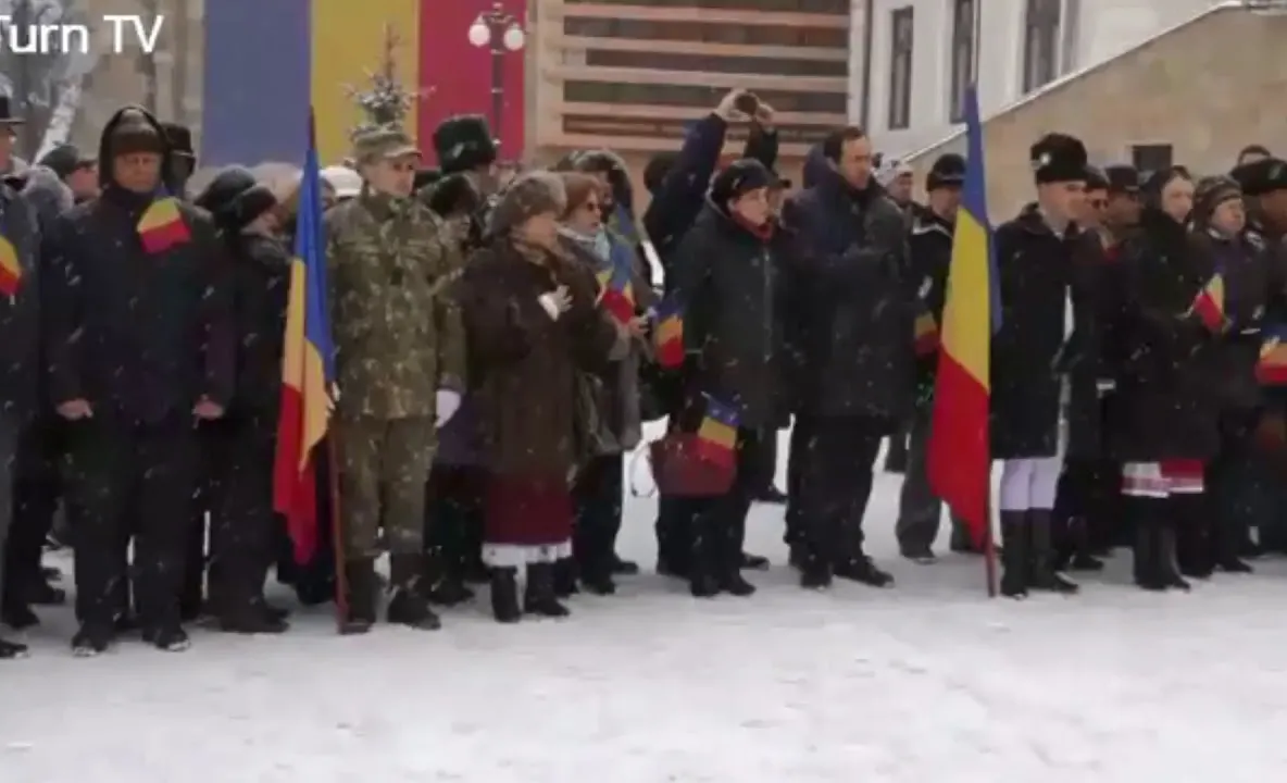 Interpreta imnului Centenarului a încurcat versurile și strofele Imnului Național