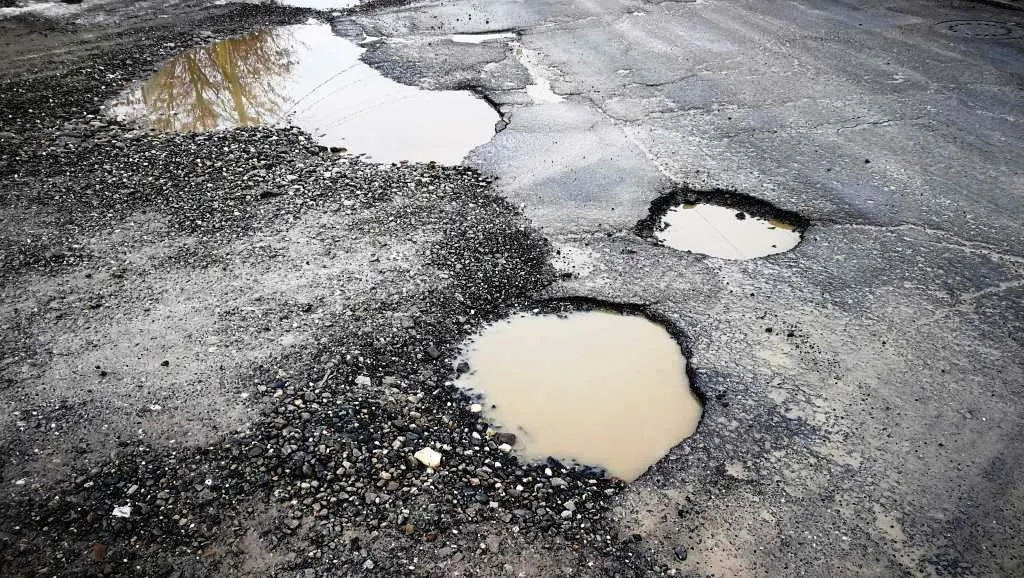 Strada Izvoare, drum administrat de Consiliul Județean, calvarul șoferilor (FOTO)
