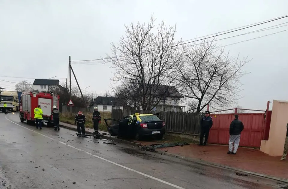 Trei victime după un accident la Târgu-Neamț. A intervenit descarcerarea (FOTO)