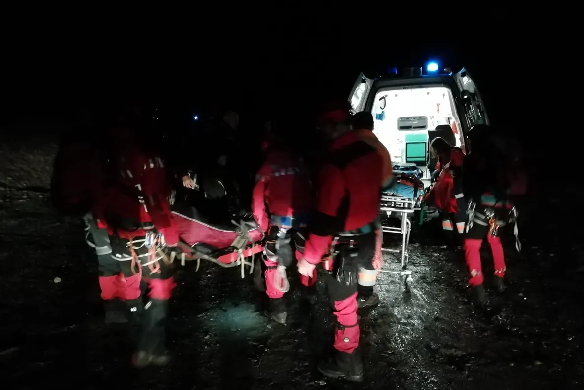 Un bărbat a căzut de pe o stâncă în Cheile Şugăului (FOTO)