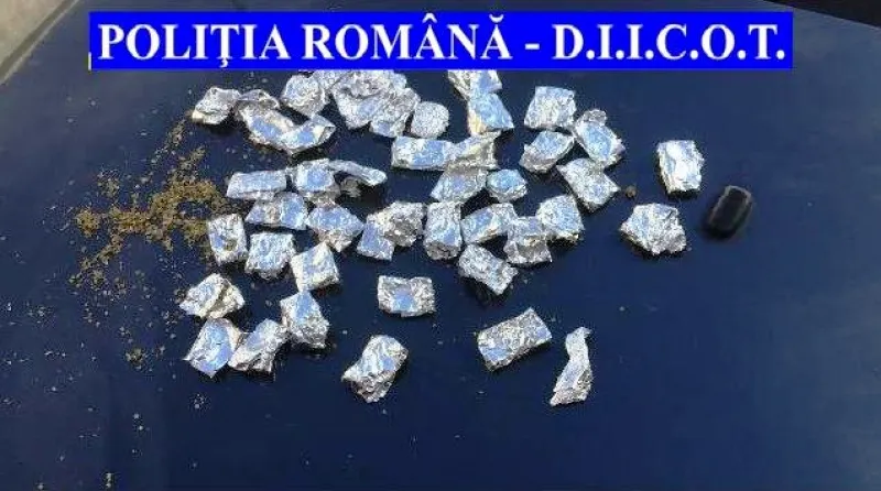 Percheziții, flagrant și șase rețineri într-un dosar de trafic de droguri (FOTO)