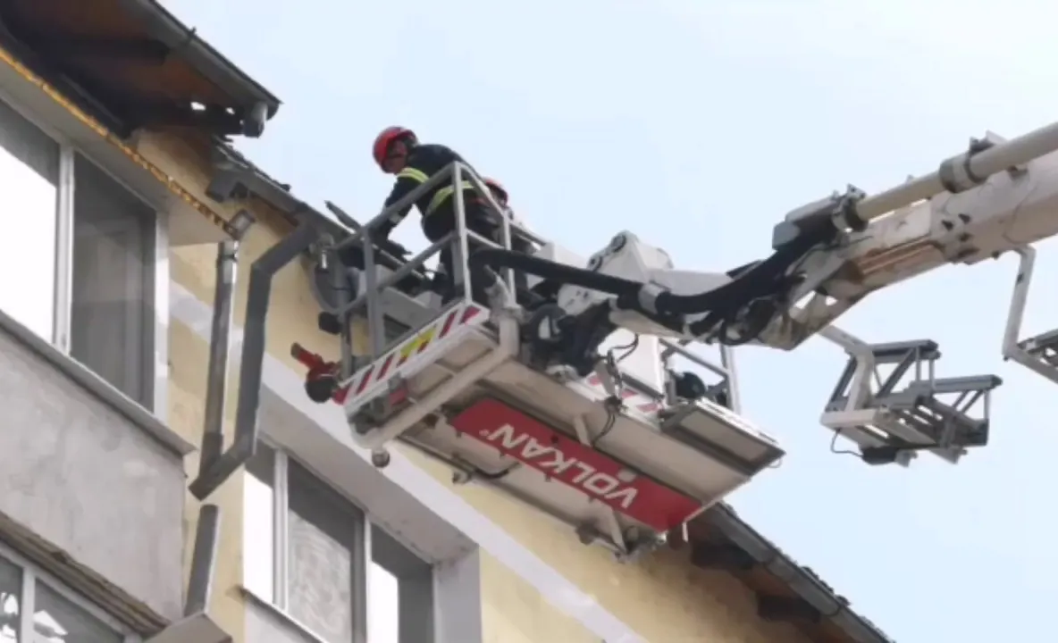 Misiune de degajare a unor elemente de construcție la un bloc din Piatra-Neamț (VIDEO)