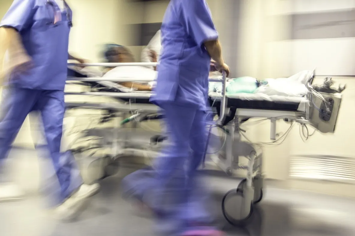 Bătrână, găsită de pompieri căzută în baie. Aceasta a fost transportată la spital