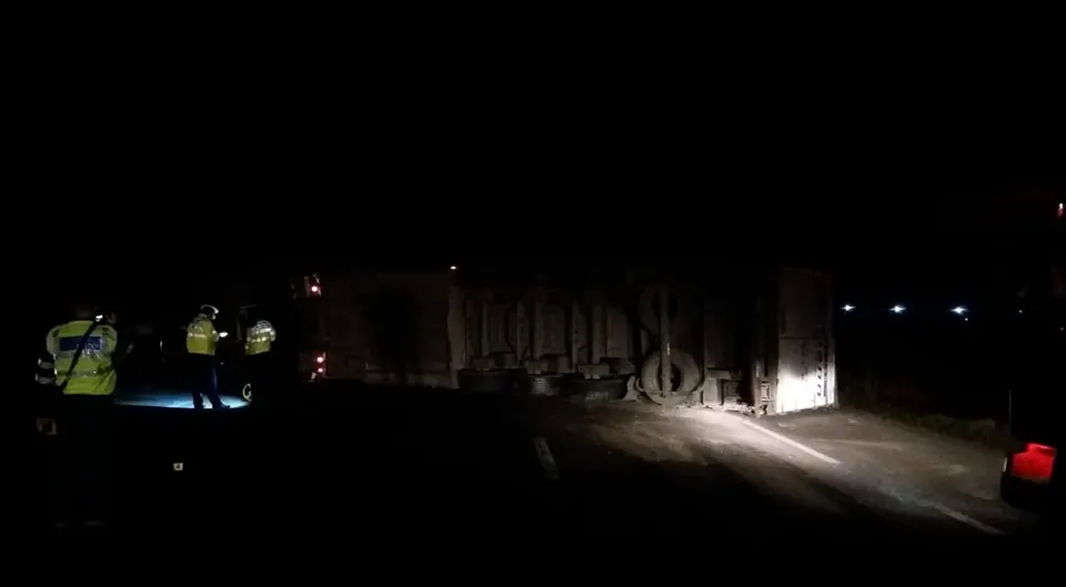 Accident cu victimă încarcerată. Un TIR s-a răsturnat, mai multe mașini și o ambulanță, blocate (FOTO)