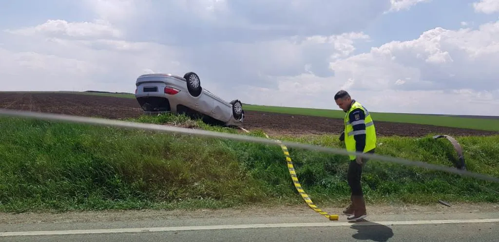 Mașină răsturnată în afara localității Girov (FOTO)