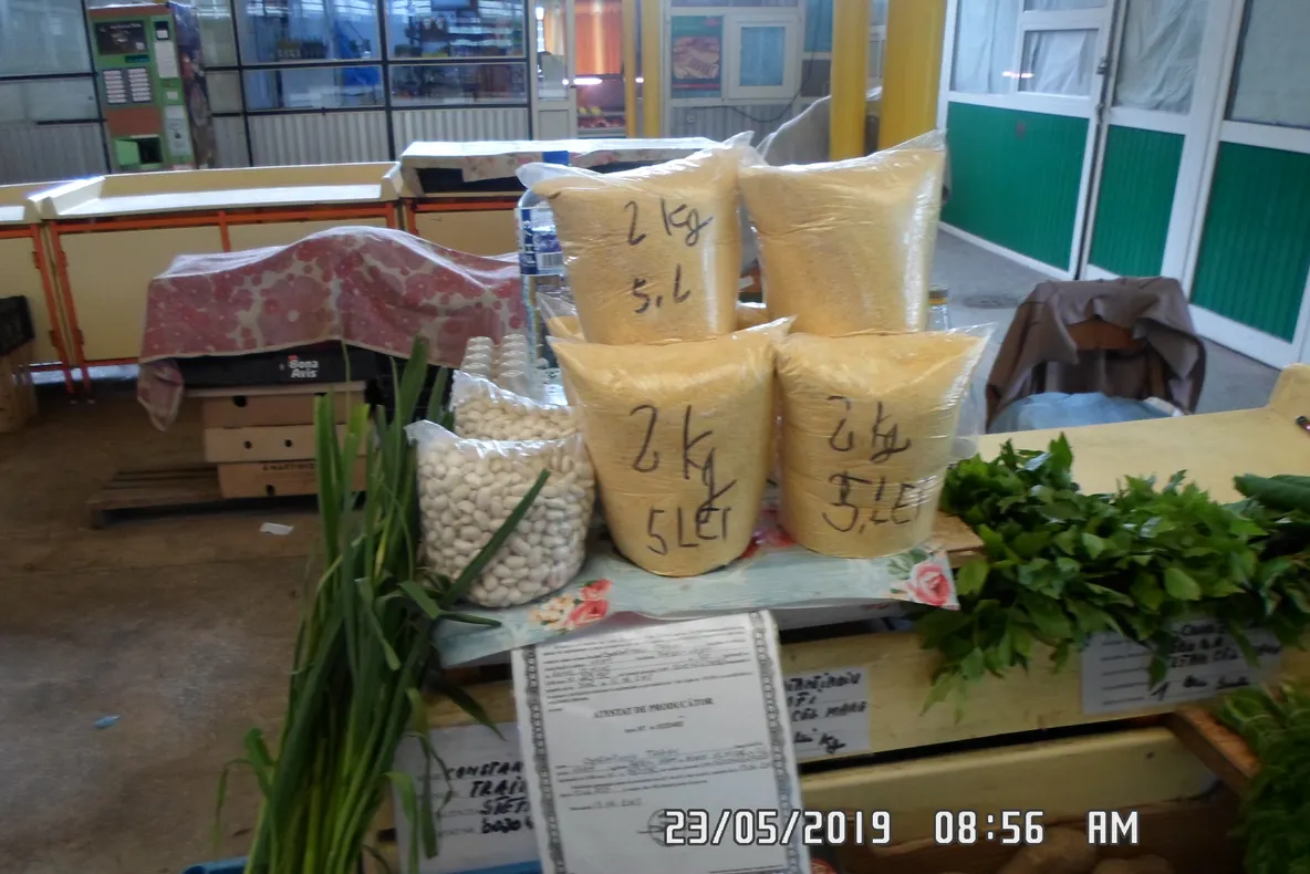 Polițiștii locali au aplicat amenzi de 16.000 de lei comercianților din piață