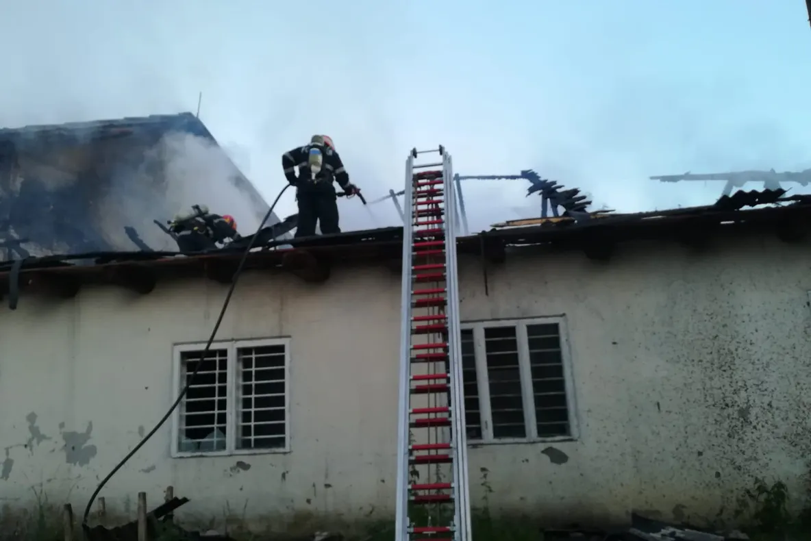O clădire în care se aflau 40 de butelii cu oxigen a luat foc, azi-noapte (FOTO)