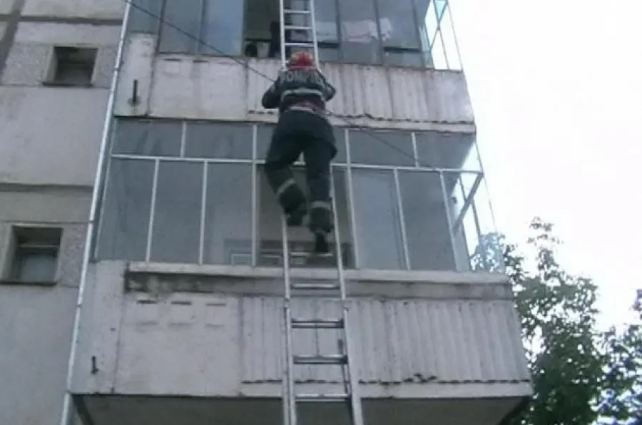 A uitat robinetul deschis! Vecinii au chemat pompierii să intre în garsonieră