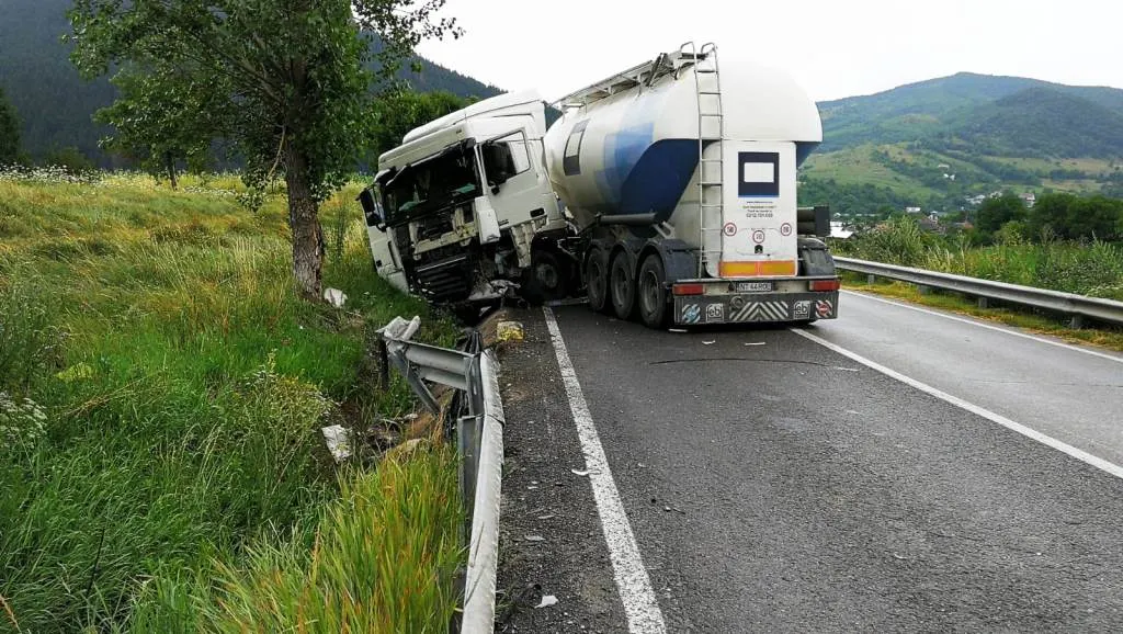 Accident la ieșirea din Piatra-Neamț (FOTO)