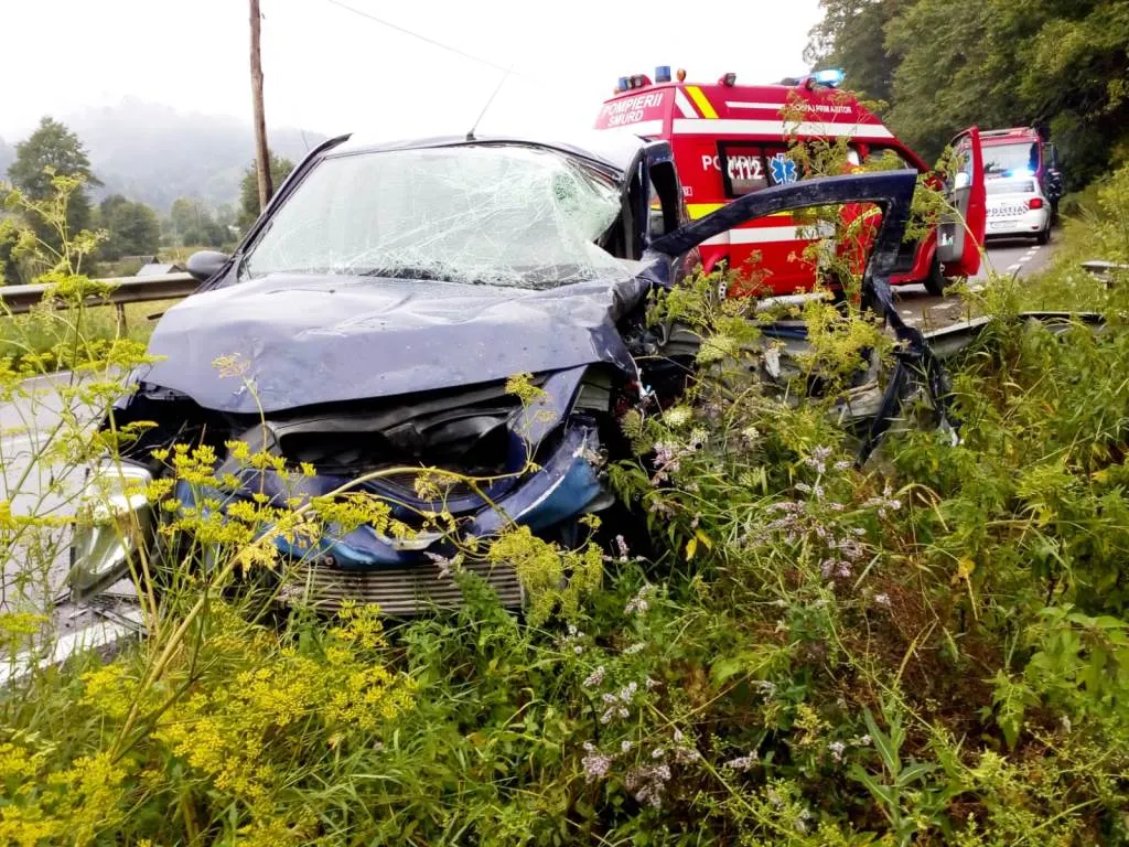 Impact între un autoturism și un camion la Grințieș. Două victime (FOTO)