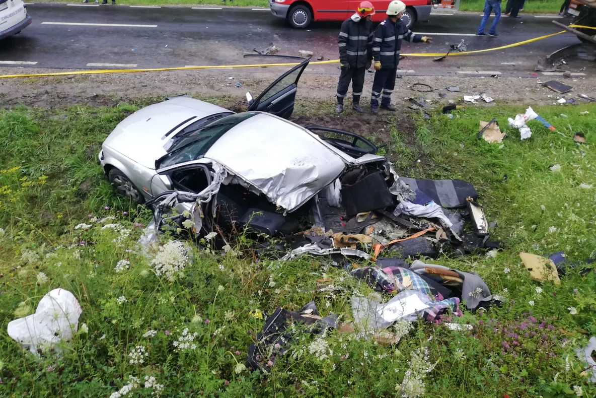 Accident grav în Neamț. O tânără, în comă la spital (Galerie FOTO)