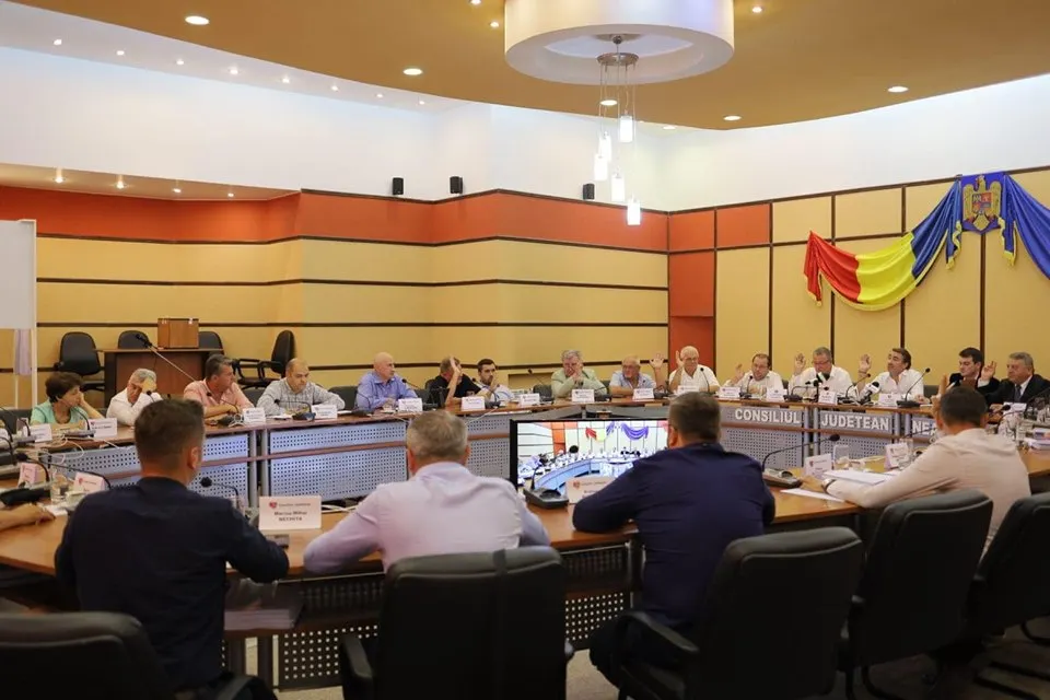 Războiul declarațiilor între grupul consilierilor județeni liberali și președintele CJ Neamț, Ionel Arsene, continuă