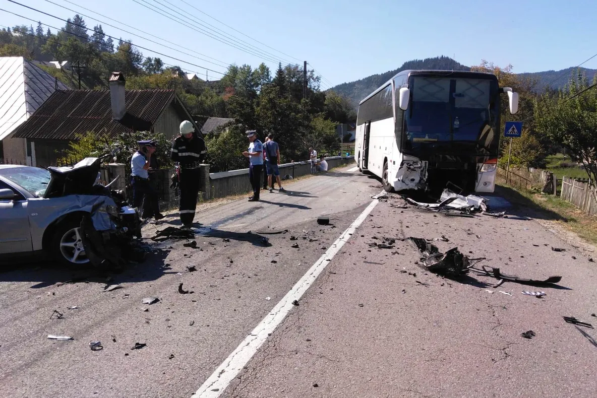 Accident mortal în Neamț! Un autoturism a intrat într-un autocar cu pasageri (FOTO)