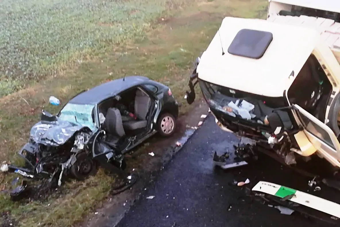 Accident mortal după o coliziune între un TIR și un autoturism (FOTO)
