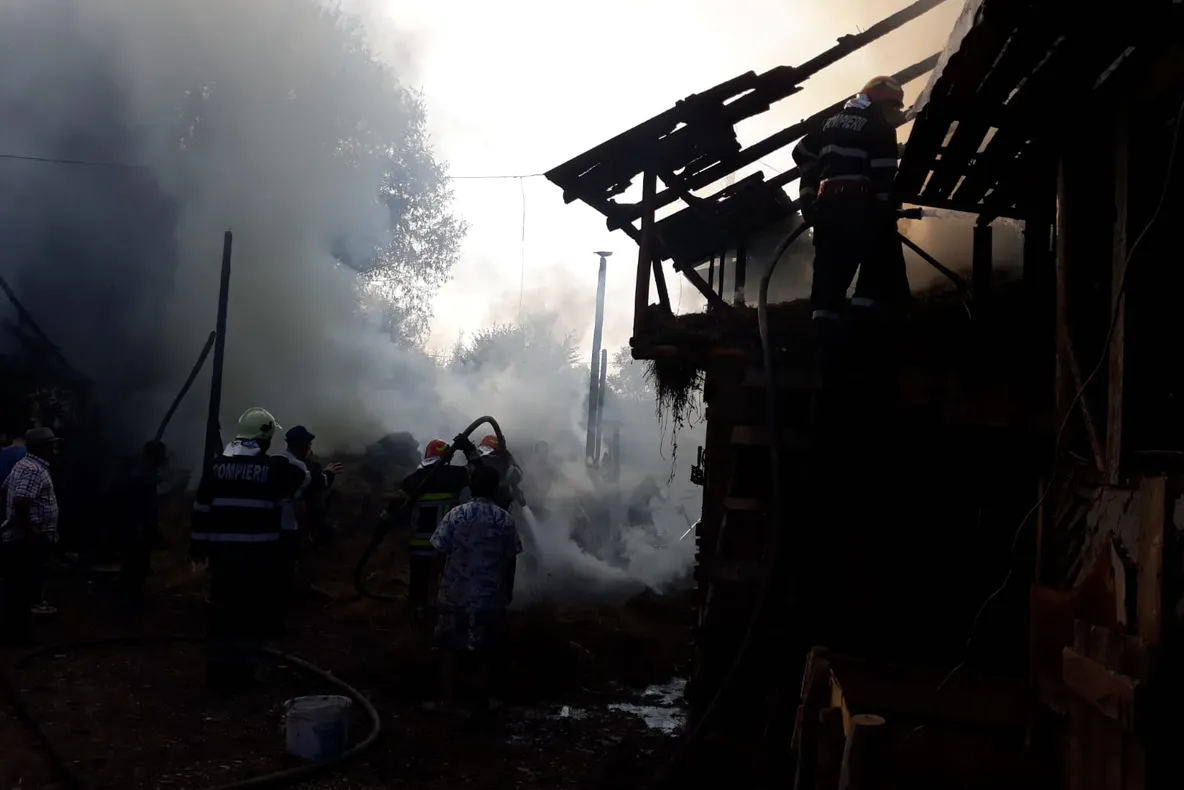 16 tone de furaje au ars din cauza unui scurtcircuit la Vânători-Neamț (FOTO)
