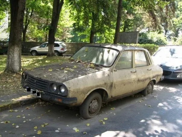 În Roman încep să se ridice ”rablele” de pe domeniul public