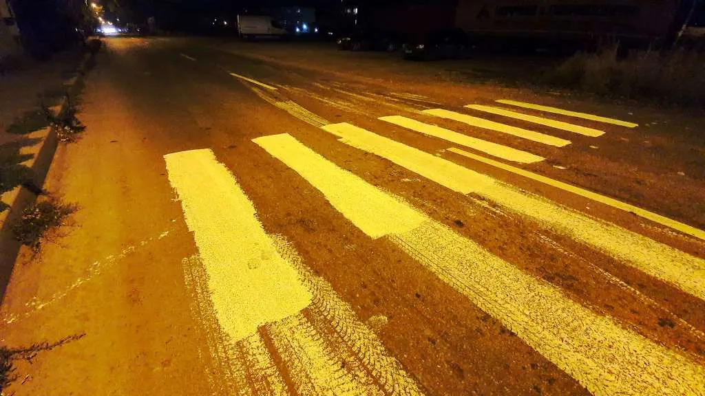 Trei bărbați, cercetați după ce și-au făcut singuri o trecere pentru pietoni (FOTO)