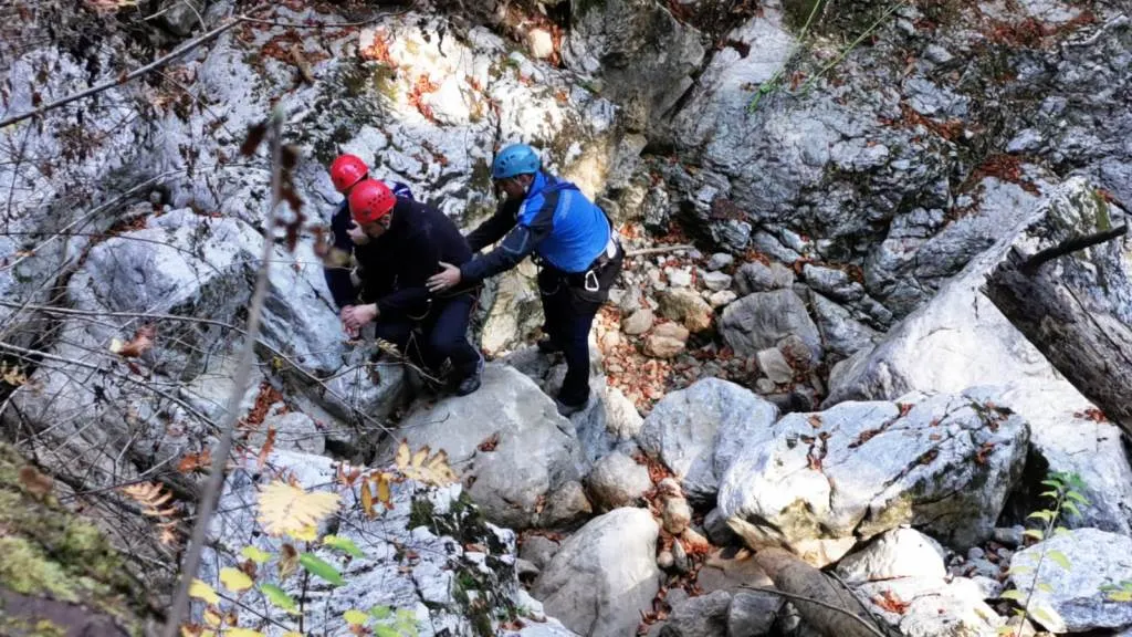 Exercițiu! - Turiști coborâți de pe stânci de jandarmi (FOTO)