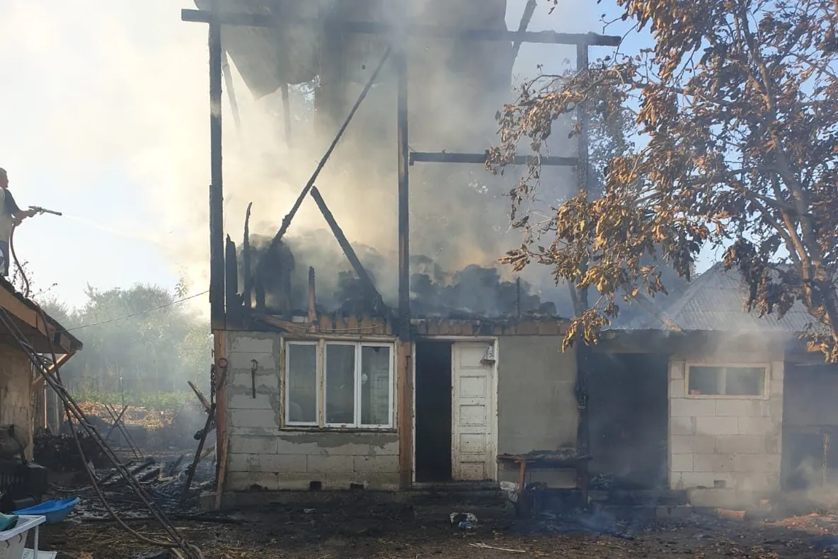 O scânteie a aprins căpițele de fân (FOTO)