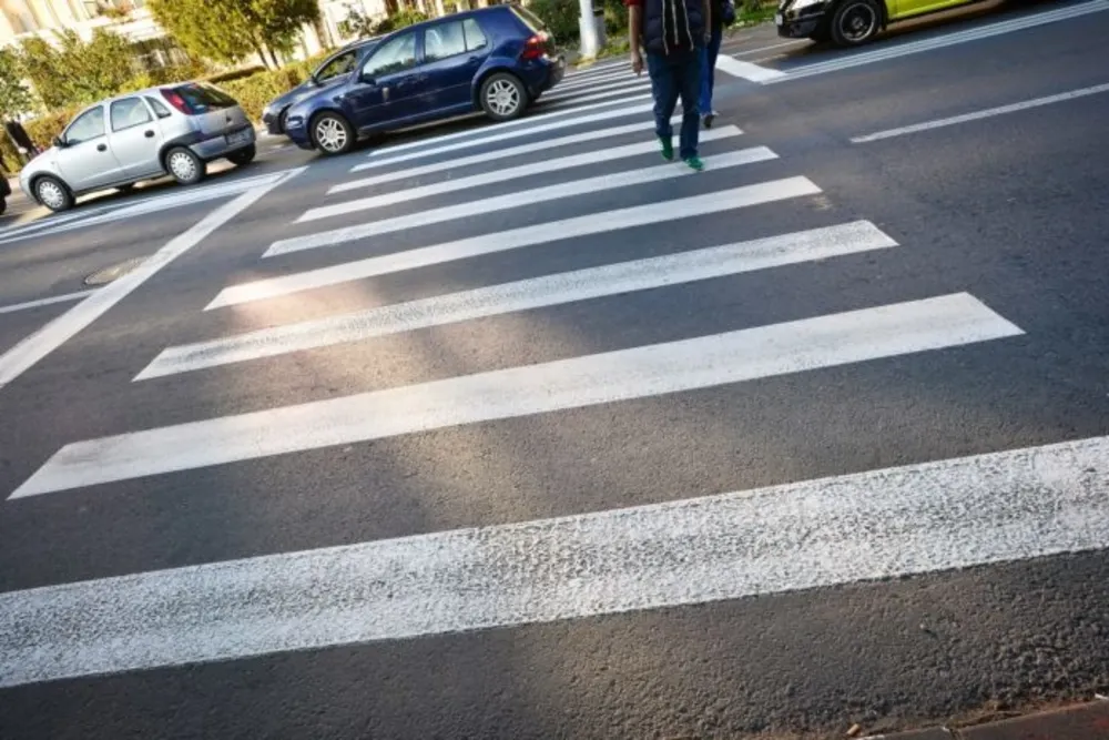Trei minori, accidentați pe o trecere pentru pietoni din Piatra-Neamț