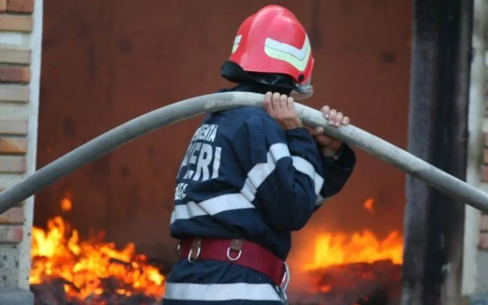 Incendiu din cauza unui prelungitor. Proprietarul ușor intoxicat cu fum