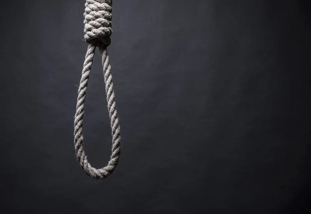 S-a îmbătat și a vrut să se spânzure. A fost scos din ștreang de familie