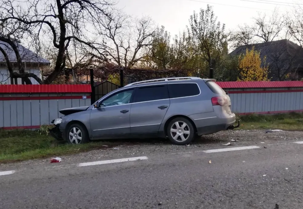 O femeie la spital după ce un tânăr a depășit fără să se asigure (FOTO)
