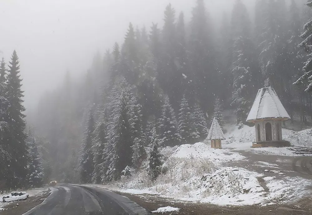 Ninsori slabe și vreme rece în Neamț. Starea drumurilor naționale
