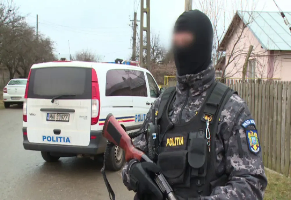 Spărgătorii unei pensiuni s-au trezit cu mascații la ușă