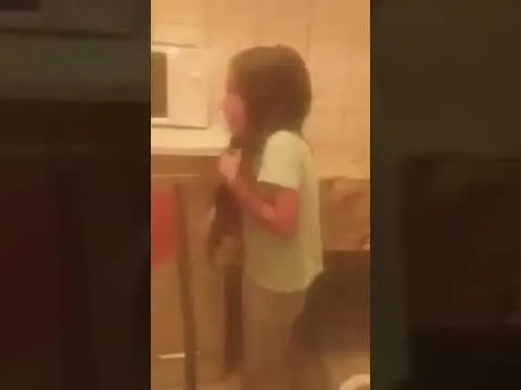 Fetiță de șase ani, bătută cu o mătură de propria mamă (VIDEO)