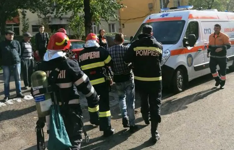 Incendiu la un apartament din Piatra-Neamț provocat de un tânăr care a vrut să se sinucidă (FOTO)