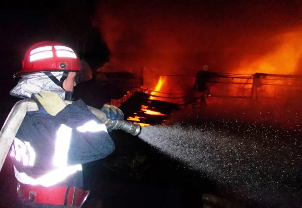 Incendiu pus intenționat. Un bărbat a fost găsit în stare de inconștiență