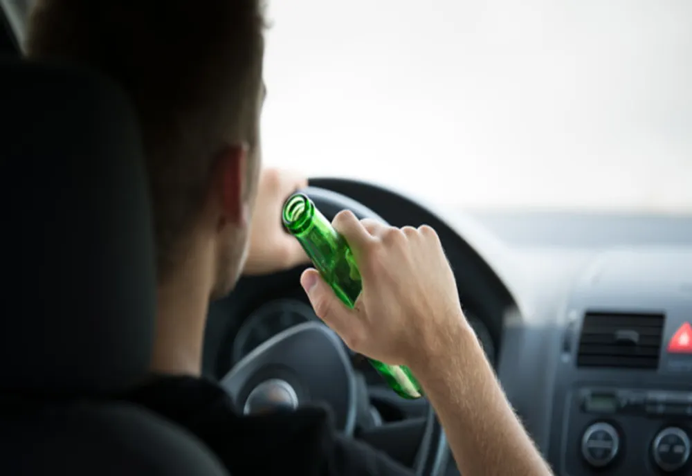 Inconștiența unui tânăr din Neamț: fără permis, s-a urcat aproape în comă alcoolică la volan