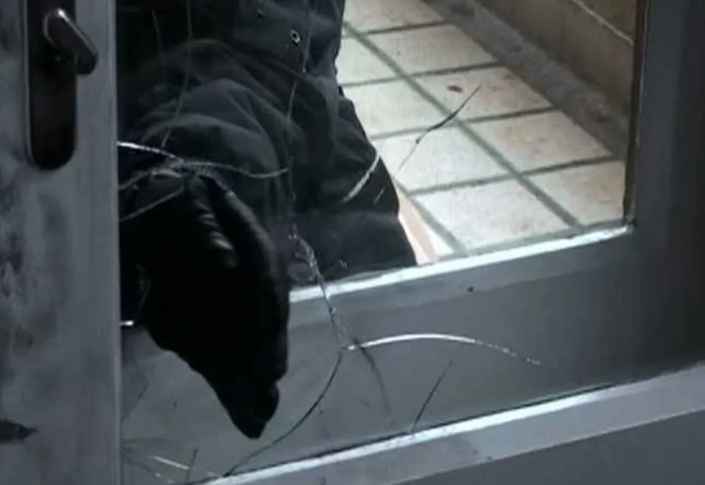 A încălcat ordinul de protecție și a continuat să-și terorizeze mama