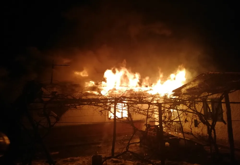 Casă în flăcări la Bâra. Cauza, un coș de fum deteriorat (FOTO)
