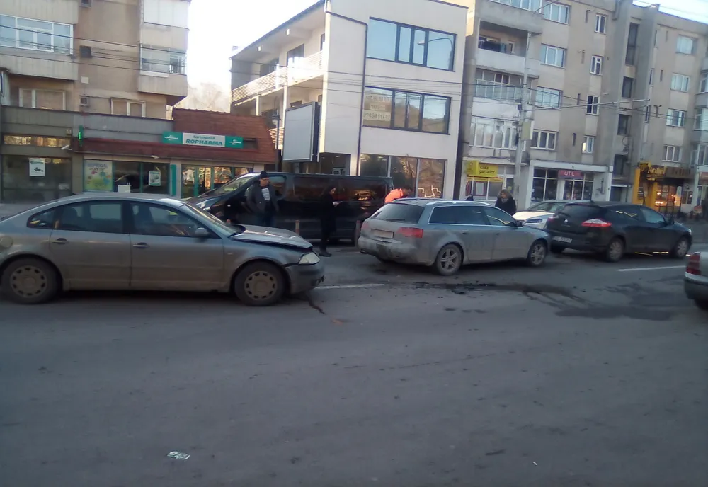 Accident cu victimă în Piatra-Neamț. Cauza, nepăstrarea distanței corespunzătoare (FOTO)