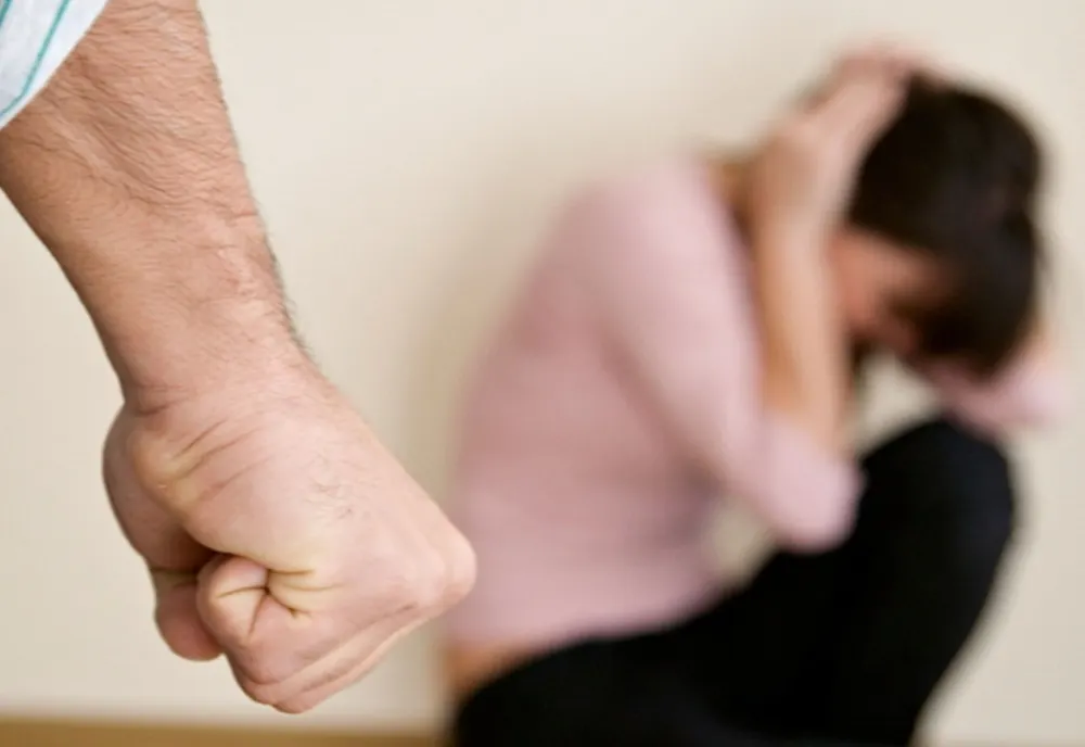 30 de zile arest preventiv pentru că și-a bătut iubita
