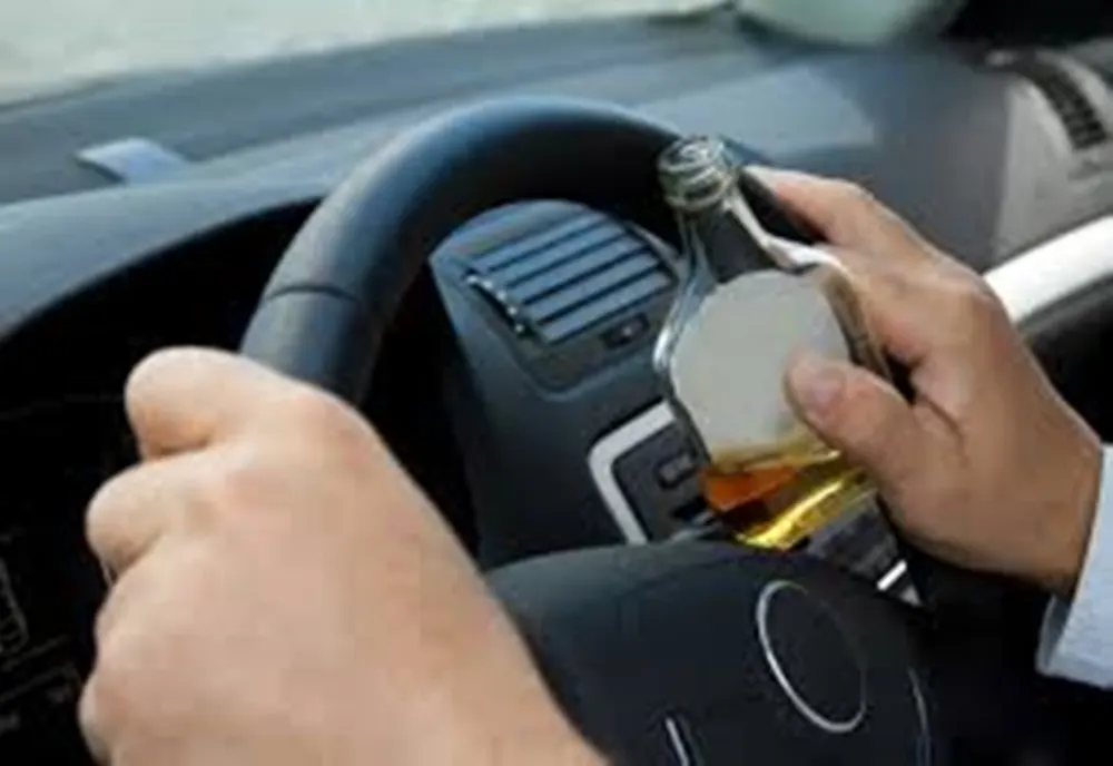 Aproape de comă alcoolică, un tânăr a intrat cu mașina în șanț