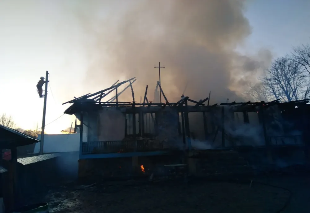 Un adolescent de 16 ani, mort într-un incendiu la Borlești (FOTO)